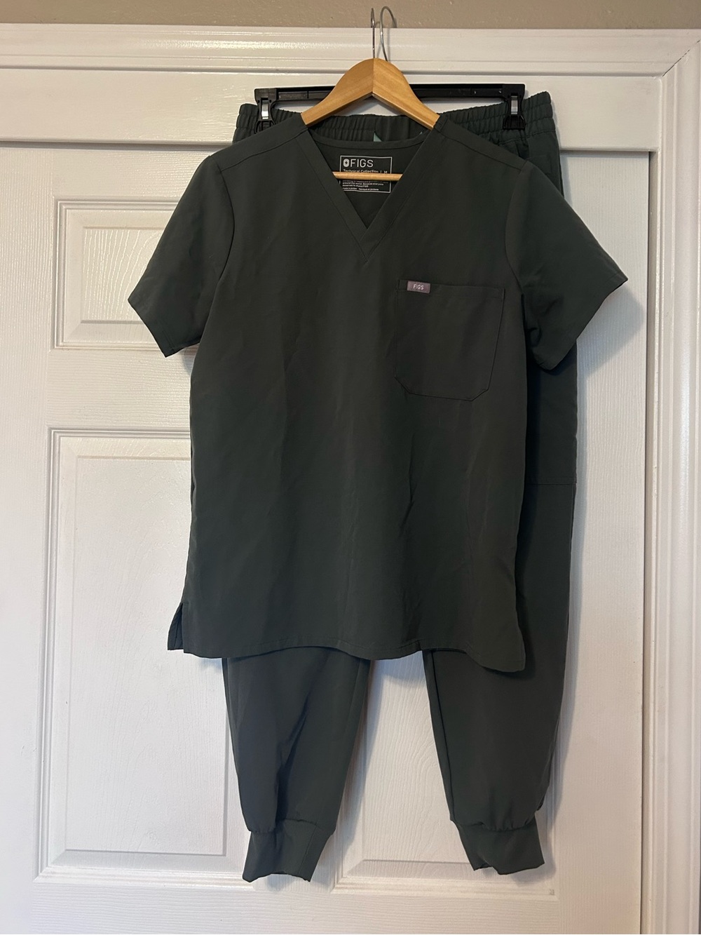 FIGS Technical Collection Scrub Set Dark Green Top M Pants L Jogger